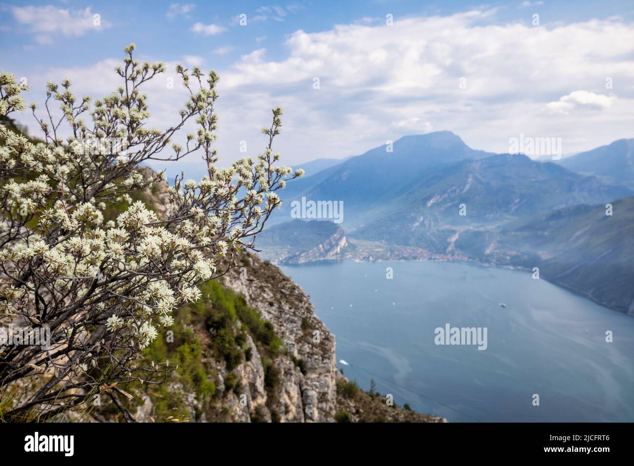 Italien, Trentino, Provinz Trient, Riva del Garda, Pregasina. Landschaft von Punta Larici hoch über dem Gardasee Stockfoto