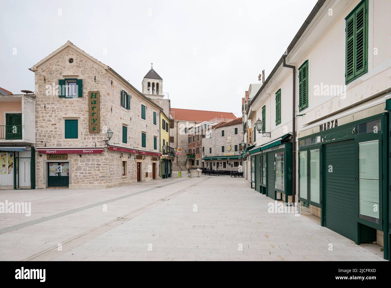 Die kleine Stadt Vodce im Winter mit geschlossenen Geschäften, Gespanschaft Sibenik-Knin, Mitteldalmatien, Kroatien, Europa Stockfoto