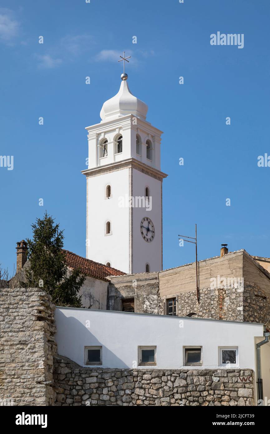 Blick auf den Glockenturm der Kirche Mala Gospa, Skradin, Gespanschaft Sibenik-Knin, Mitteldalmatien, Kroatien, Europa Stockfoto