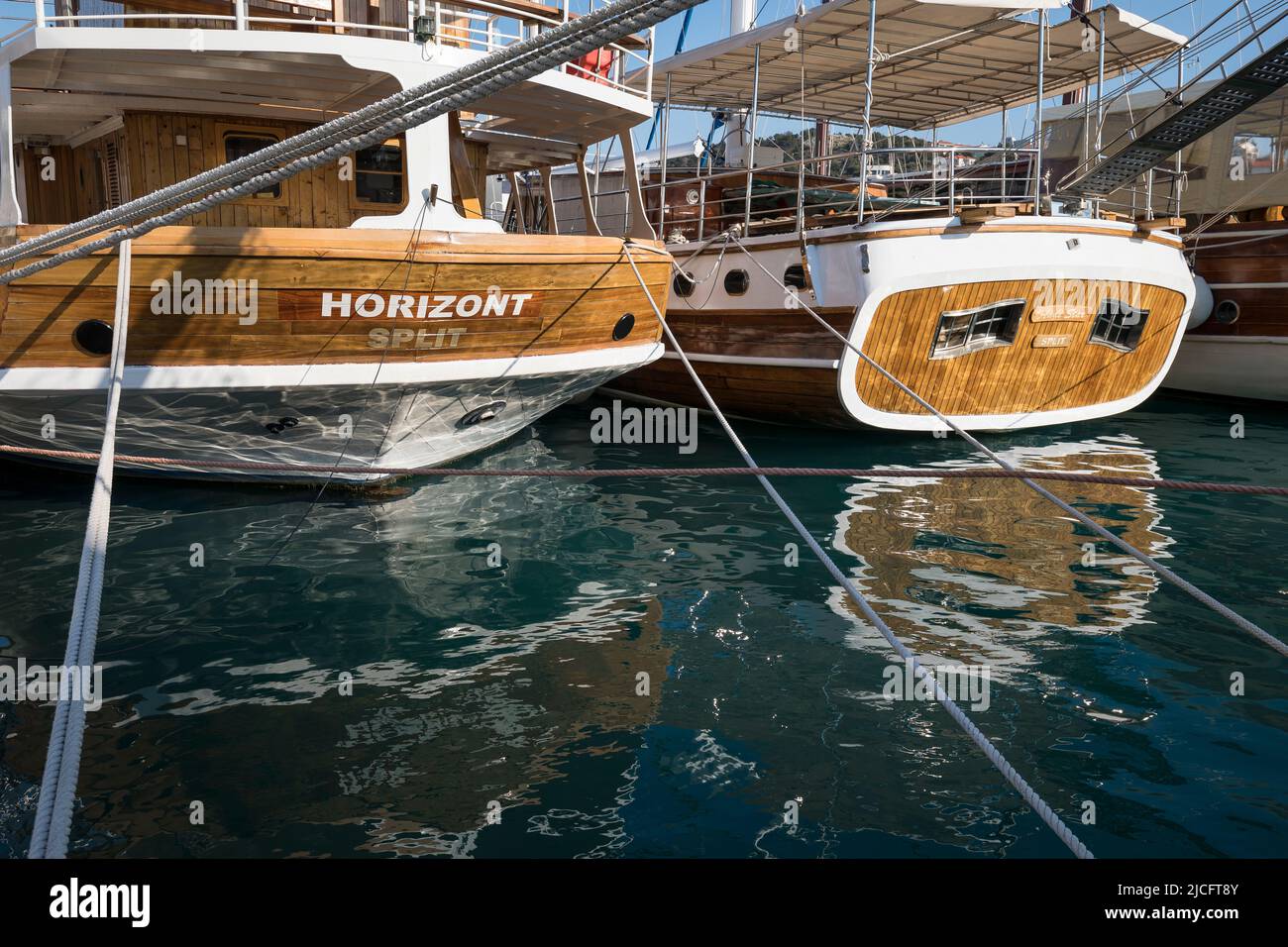 Schiffe im Hafen, Trogir, Adria, Gespanschaft Split-Dalmatien, Dalmatien, Kroatien, Europa Stockfoto