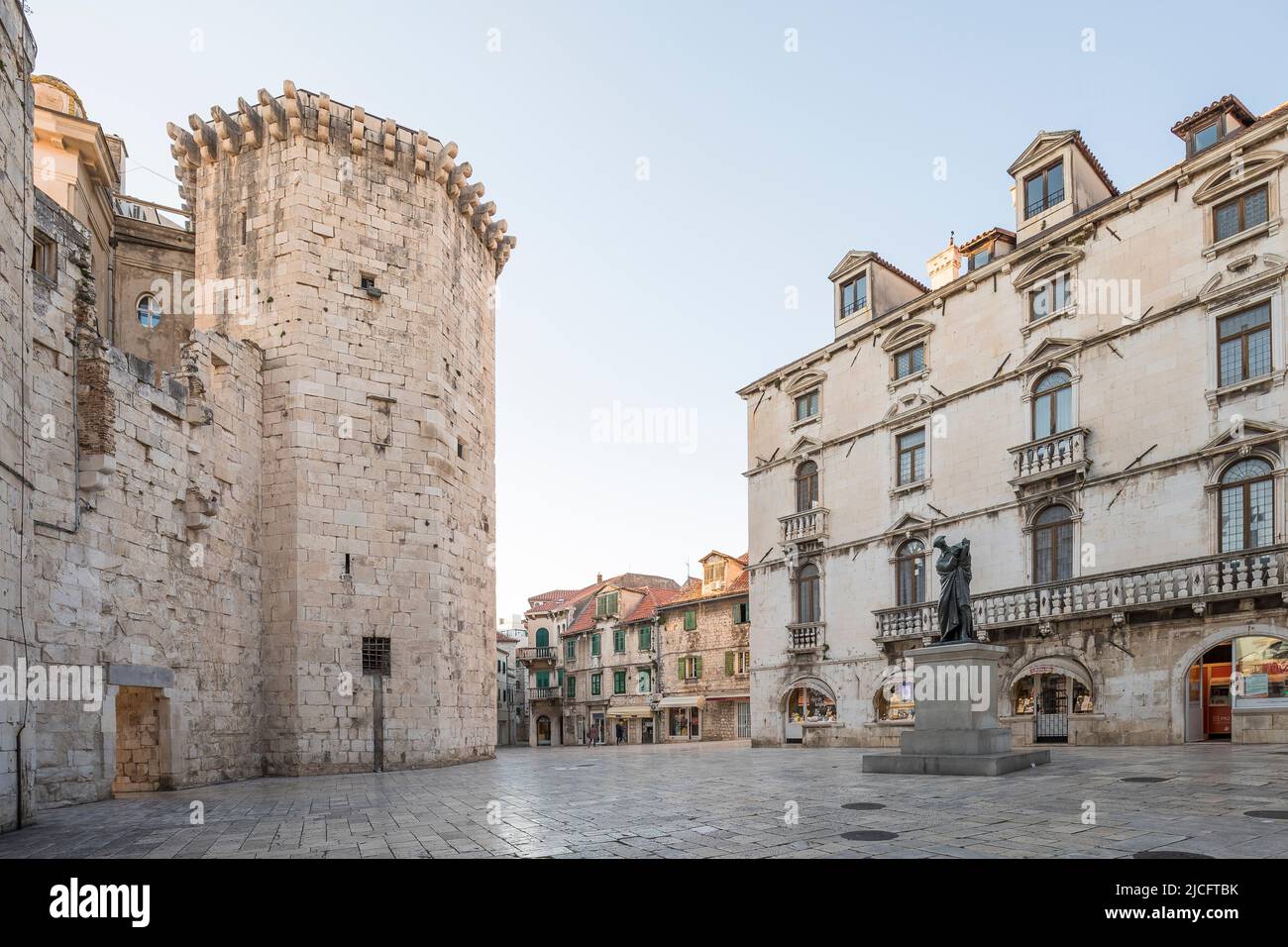 Venezianischer Turm und Palast Milesi am Obstplatz (Vocni trg), Split, UNESCO-Weltkulturerbe, Gespanschaft Split-Dalmatien, Dalmatien, Kroatien, Europa Stockfoto