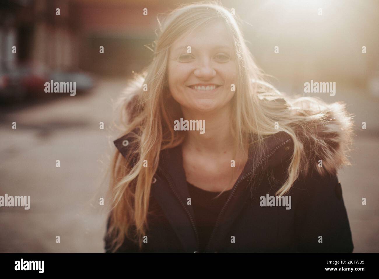 Junge Frau, blond, glücklich, lachen, draußen, Hochformat Stockfoto