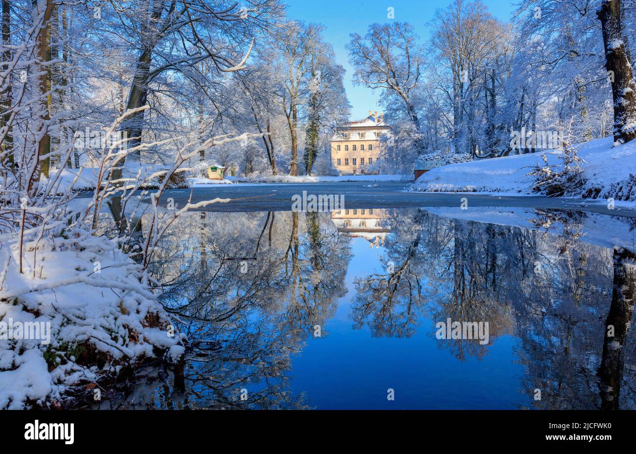 Schloss Branitz im Winter: Der von Prinz Herrmann von Pückler gestaltete Landschaftspark im englischen Stil ist eine der besonderen Attraktionen Cottbus. Stockfoto