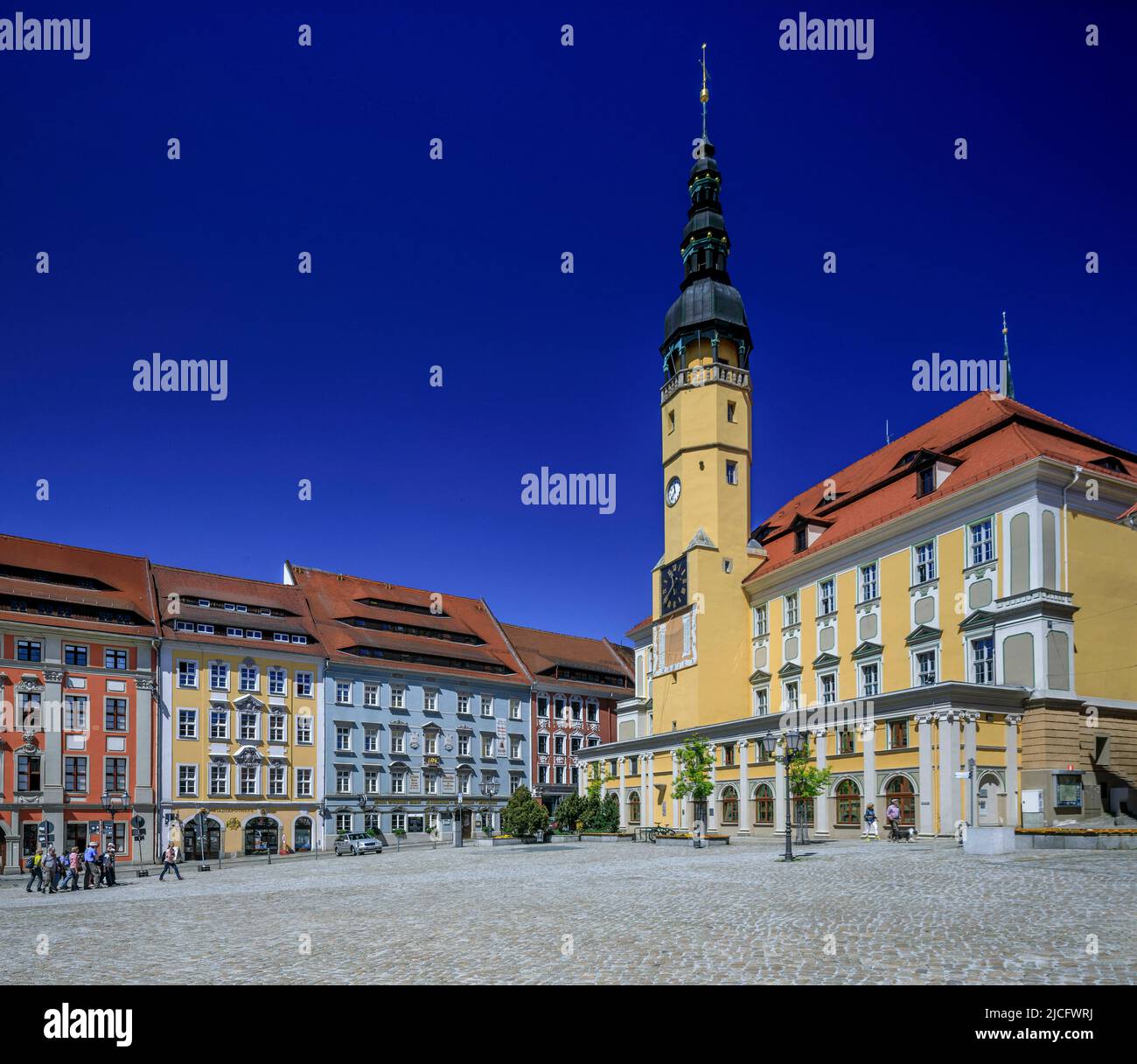 Hauptmarkt und Rathaus von Bautzen: Das Rathaus, 1705 im Barockstil umgebaut, erhielt einen Turm mit einer dreistöckigen Krone. Stockfoto