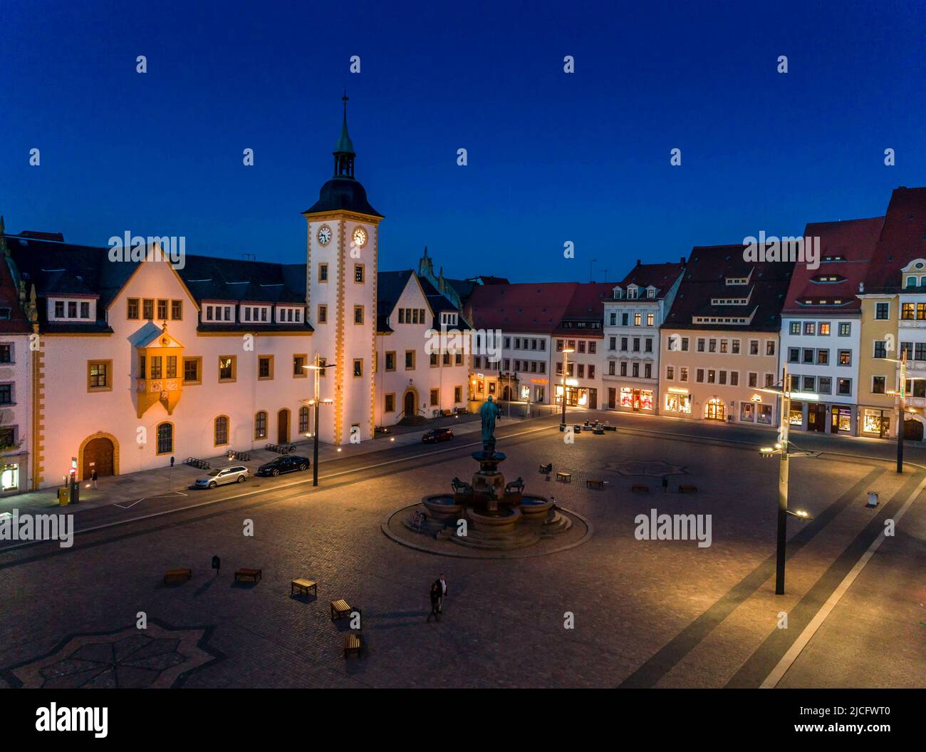 Obermarkt in Freiberg: Blick auf das Rathaus am Obermarkt in Freiberg. Die mehr als 800 Jahre alte Bergbaustadt Freiberg gewann einst durch den sächsischen Silberbergbau an Reichtum und Bedeutung. In der Mitte des Marktplatzes befindet sich das Denkmal Otto des Reics Stockfoto