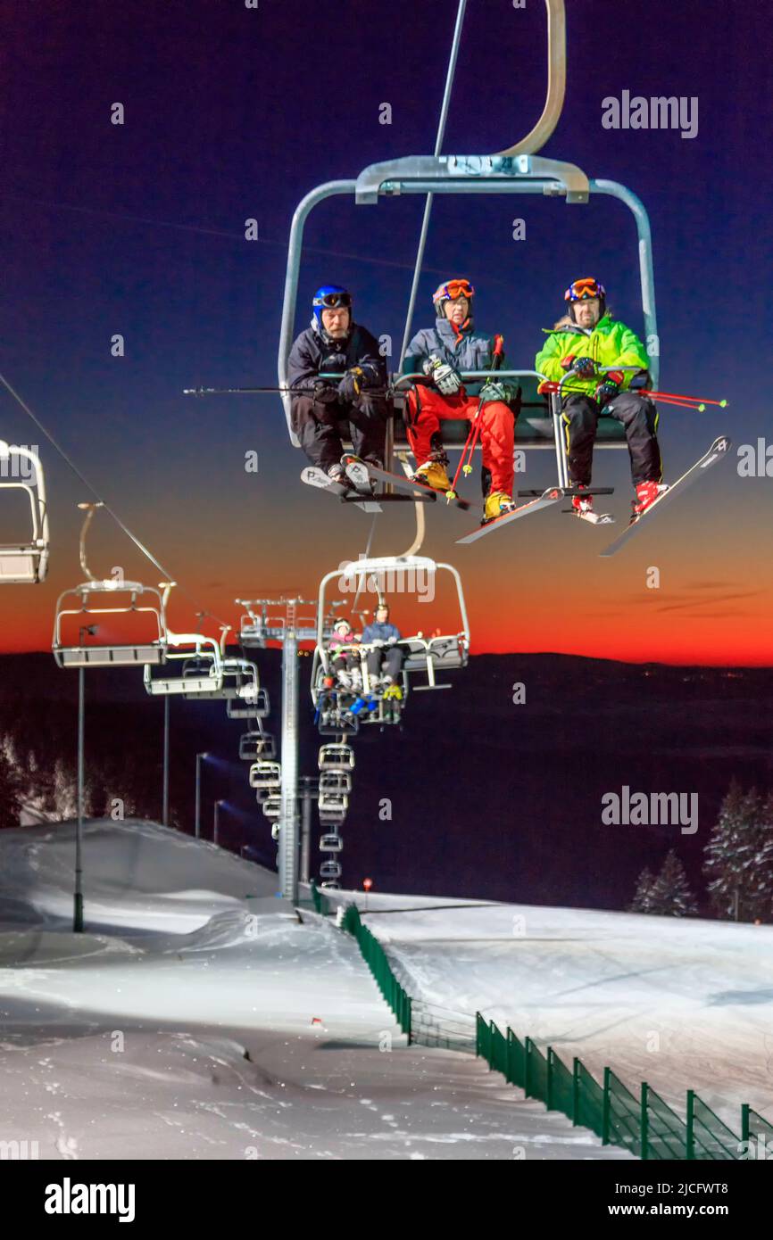 SkiWelt Schöneck am Abend: Das Vogtland hat zahlreiche kleine und sogar einige größere Skiparadiese, die viele Wintersportler aufgrund ihrer kurzen Wege und niedrigen Preise schätzen. Stockfoto
