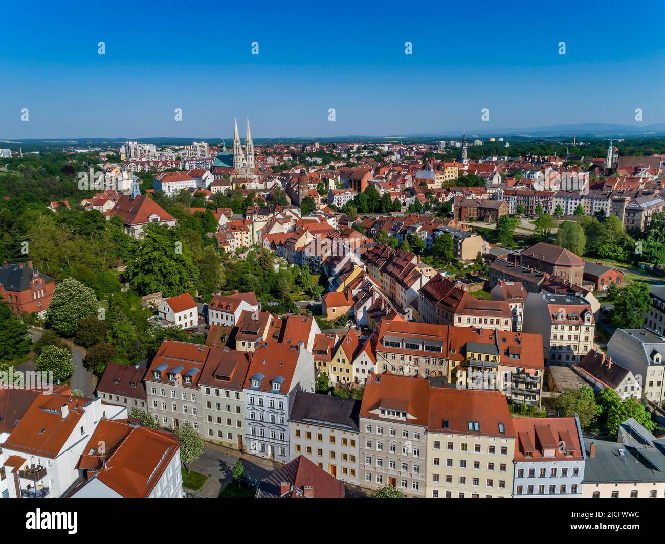 Renovierte Altstadt in Görlitz: Blick auf das mittelalterliche Görlitz, die Kirche St. Peter und Paul und das polnische Zgorzelec. Stockfoto