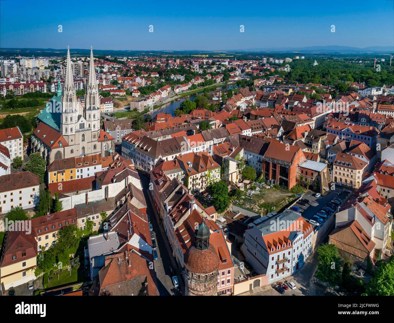 Sanierte Altstadt (Nikolaiviertel) in Görlitz: Sanierte Altstadt in Görlitz: Blick auf das mittelalterliche Görlitz, die Kirche St. Peter und Paul und das polnische Zgorzelec. Stockfoto