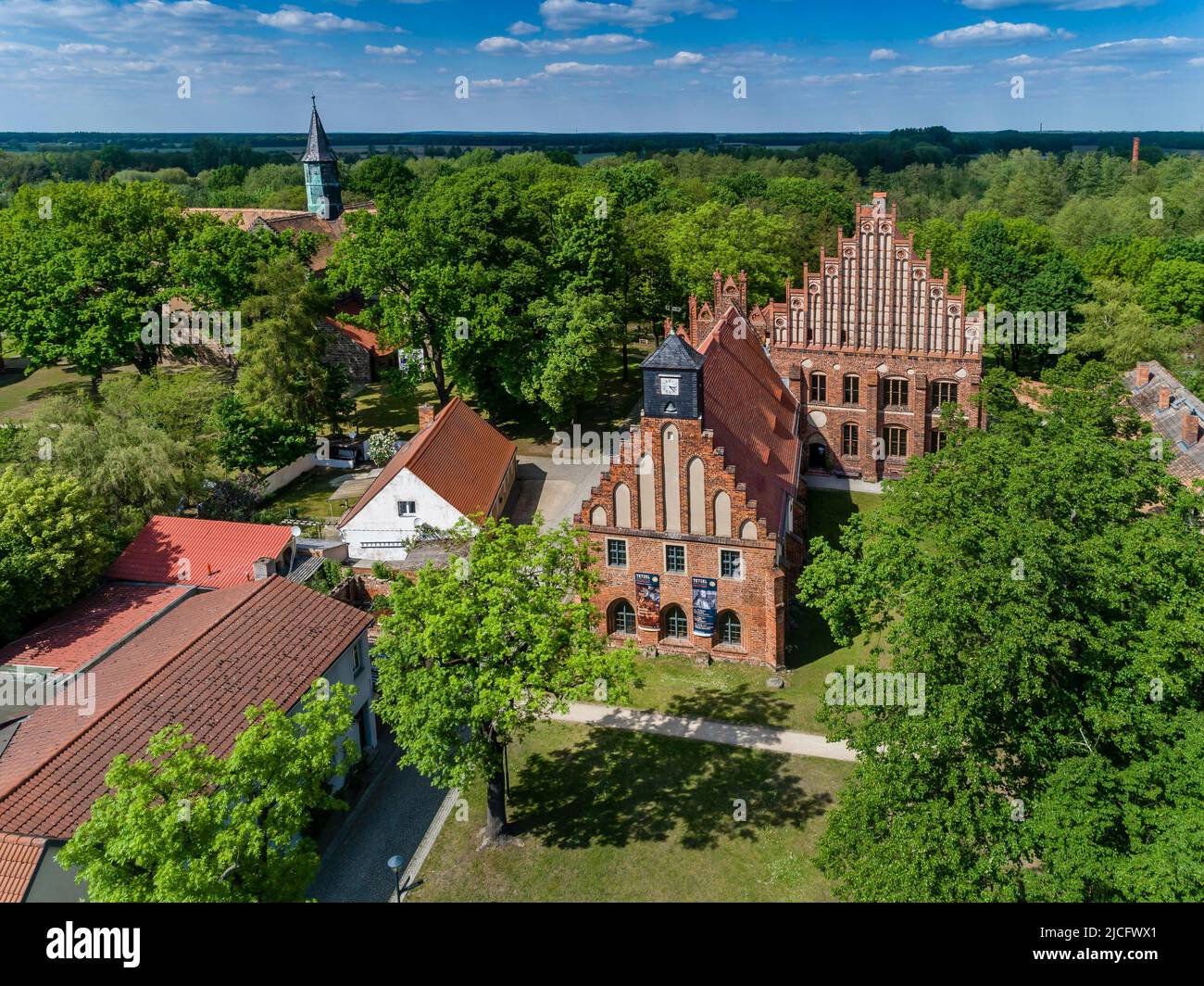 Spätgotische Abtei im Kloster Zinna: In der Landschaft des Unteren Fläming zeugen die heute noch existierenden Gebäude eindrucksvoll von der Arbeit der weißen Mönche im Kolonialland östlich der Elbe. Stockfoto