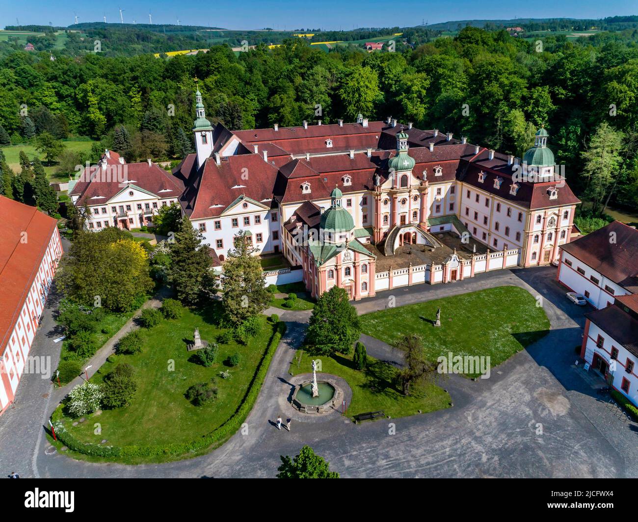 Kloster St. Marienthal in der Oberlausitz: Das Kloster St. Marienthal befindet sich in der Oberlausitz, südlich von Görlitz in Ostritz an der Neißegrenze zu Polen. Es ist das älteste Nonnenkloster des Zisterzienserordens in Deutschland Stockfoto