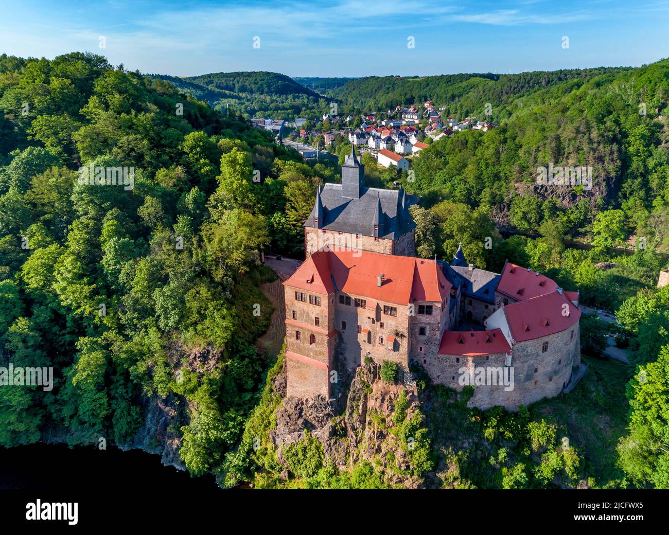 Burg Kriebstein in Mittelsachsen: Die schönste Ritterburg Sachsens zeichnet sich durch ein geschlossenes, vollständig erhaltenes und vollständig saniertes Verteidigungssystem aus der spätgotischen Zeit aus Stockfoto