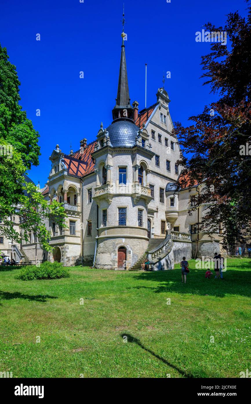 Schloss Schönfeld: Schloss Schönfeld bei Großenhain wurde im 13.. Jahrhundert erstmals als Wasserschloss erwähnt und über die Jahrhunderte erweitert. Stockfoto