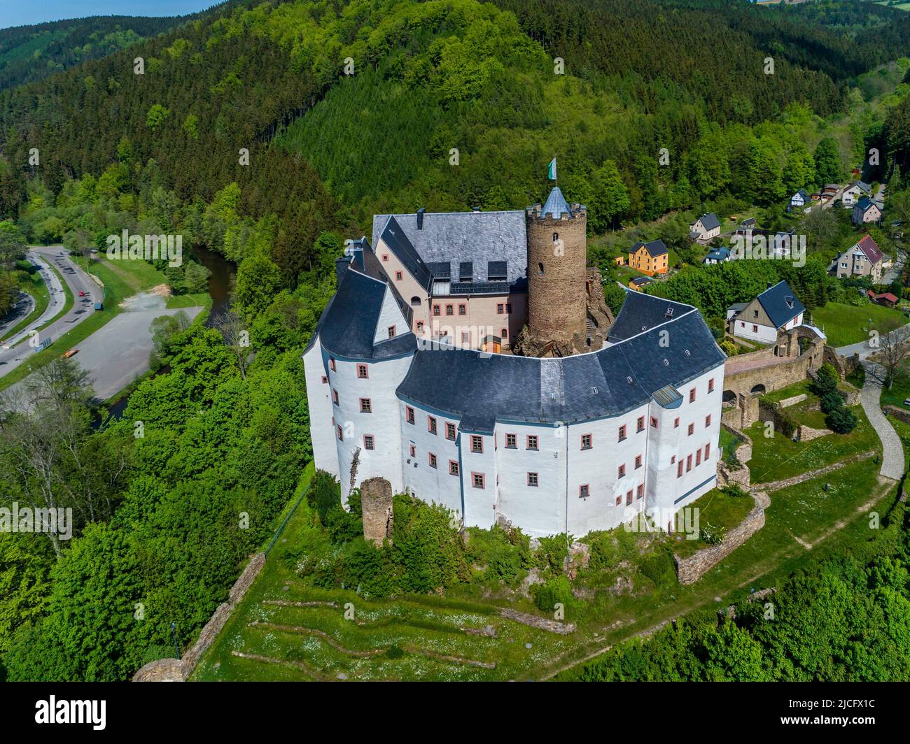 Schloss Scharfenstein: Südlich von Zschopau Schloss Scharfenstein hat sich zu einer 'Erlebnisburg' entwickelt. Die restaurierten historischen Mauern, die 1349 erstmals erwähnt wurden, beherbergen heute Ausstellungen, Museen und Verkaufsstellen mit traditionellen Gegenständen Stockfoto