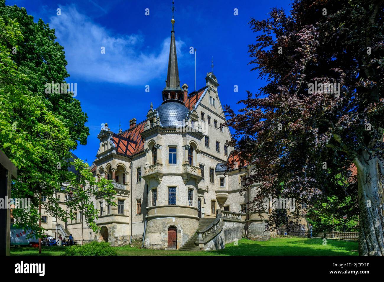 Schloss Schönfeld: Schloss Schönfeld bei Großenhain wurde im 13.. Jahrhundert erstmals als Wasserschloss erwähnt und über die Jahrhunderte erweitert. Stockfoto