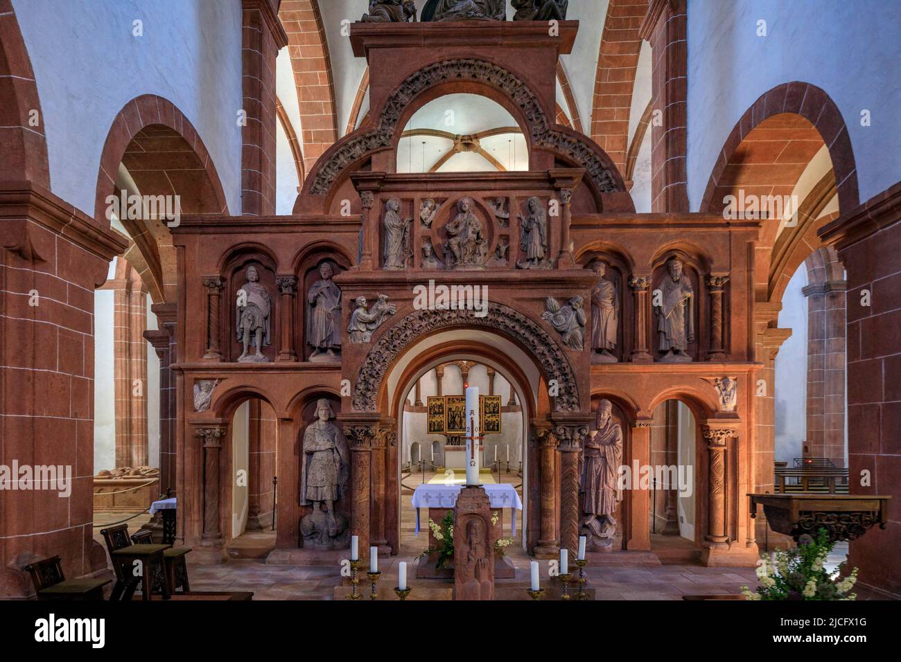 Romanische Basilika auf der Wechselburg mit einem Rood Screen aus rotem Basalt. Die Stiftskirche, als spätromanische Basilika, ist eines der am besten erhaltenen großen romanischen Gebäude östlich der Saale. Stockfoto