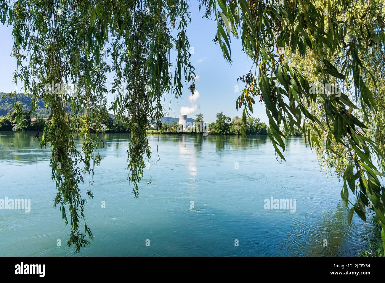 Rheinradweg, Blick vom deutschen Rheinufer zum Kernkraftwerk Leibstadt (Schweiz) Stockfoto