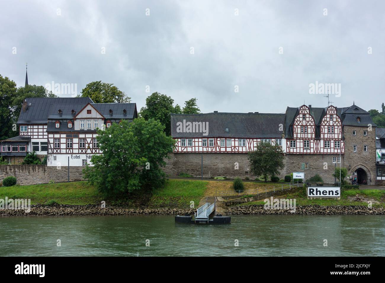 Deutschland, Rheinland-Pfalz, Rhens am Rhein, Rheinanlagen, Fachwerkgebäude, Steg, UNESCO-Weltkulturerbe „Oberes Mittelrheintal“ Stockfoto