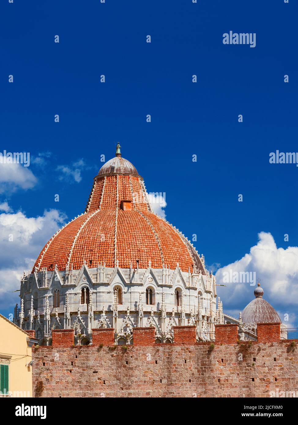 Pisa berühmte Sehenswürdigkeiten: Baptisten und Kathedrale mittelalterlichen Kuppeln, von der Außenwand der Stadt alten Mauern gesehen (weiße Kopie Raum oben) Stockfoto