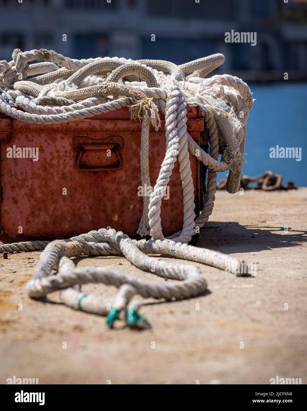 Stahlbox mit Seilen im Hafen. Port-Vendres, Österreich, Frankreich. Stockfoto
