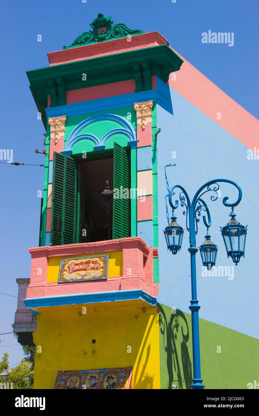 Farbenfrohe Gebäude entlang der Straße Caminito, La Boca, Buenos Aires, Argentinien Stockfoto