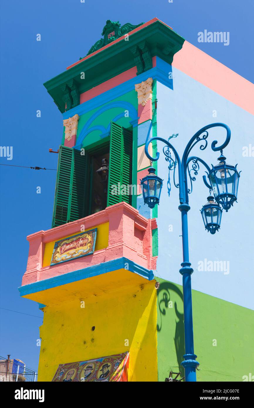 Farbenfrohe Gebäude entlang der Straße Caminito, La Boca, Buenos Aires, Argentinien Stockfoto