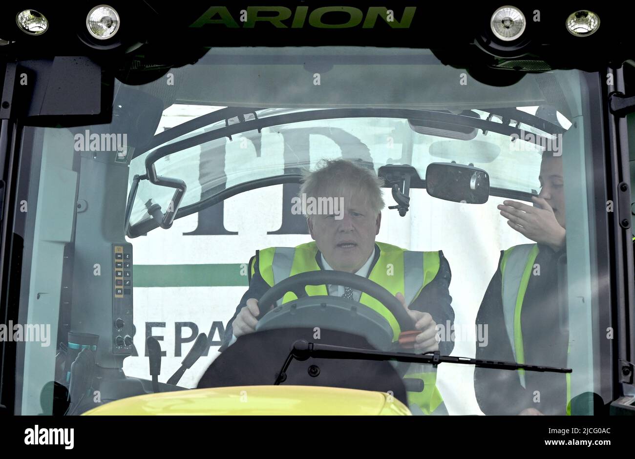 Premierminister Boris Johnson fährt einen Traktor während eines Besuchs bei Southern England Farms Ltd in Hayle, Cornwall, vor der Veröffentlichung des Weißbuches der britischen Regierung zur Lebensmittelstrategie, Cornwall. Bilddatum: Montag, 13. Juni 2022. Stockfoto
