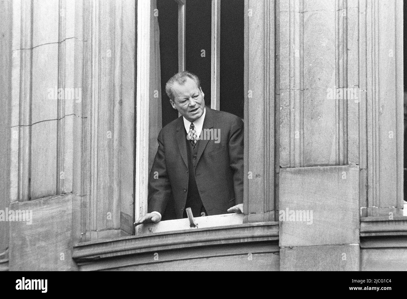 Bundeskanzler Willy BRANDT, Bundesrepublik Deutschland, Politik, SPD, blickt aus einem Fenster des Erfurter Hofes des Hotels anlässlich eines Treffens mit Premierminister Willi Stoph am 19. März 1970 in Erfurt; schwarz-weiß-Schuss; oh Stockfoto