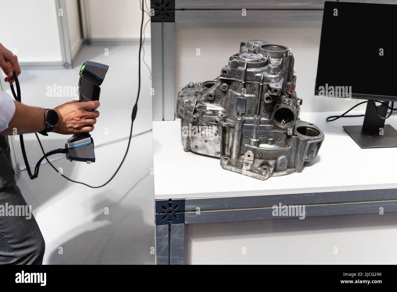 Der Techniker scannt die Details mit dem Scanner 3D für das Reverse Engineering Stockfoto