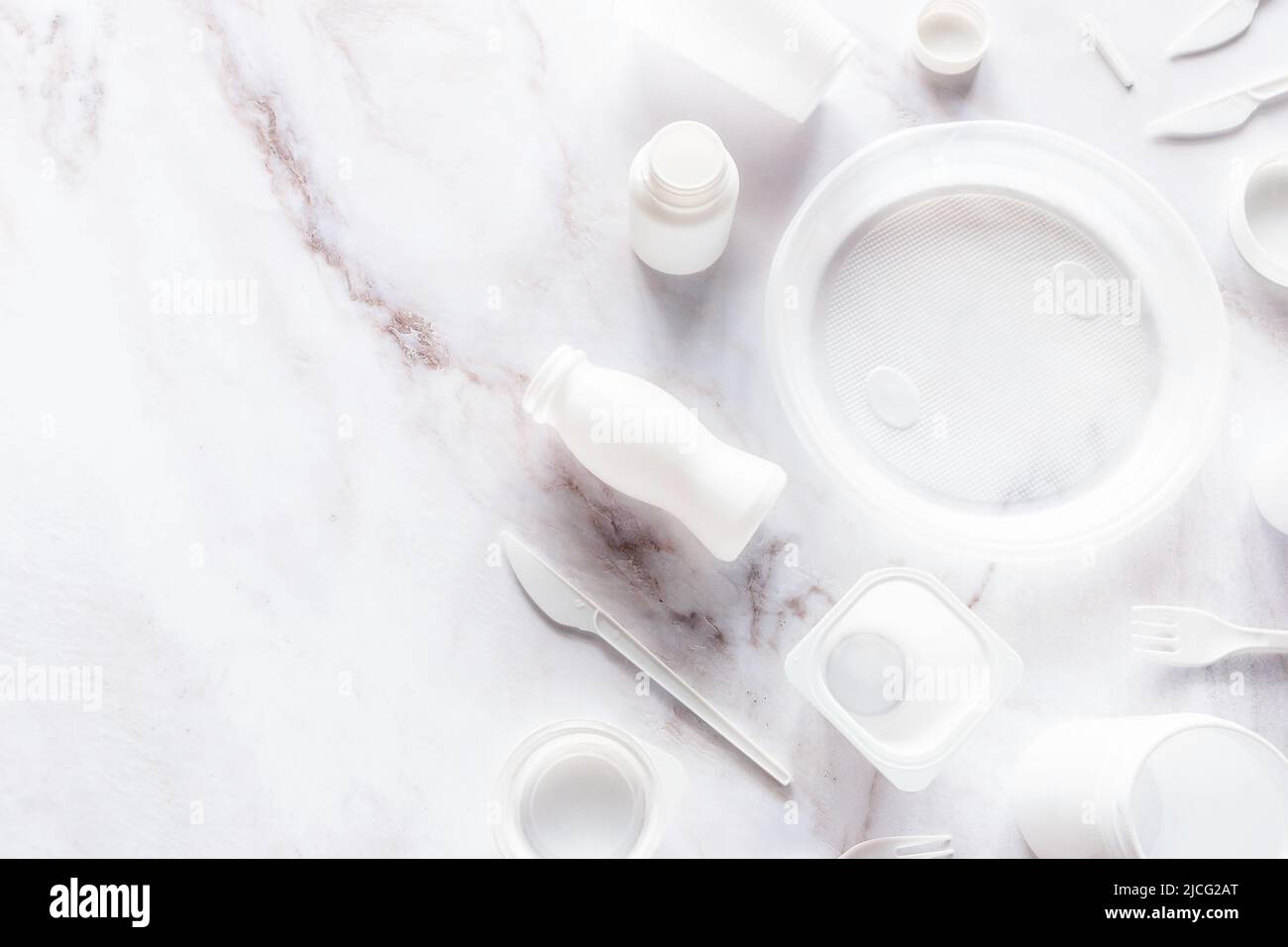 Plastikgeschirr mit Platz für Text auf Marmorhintergrund Stockfoto