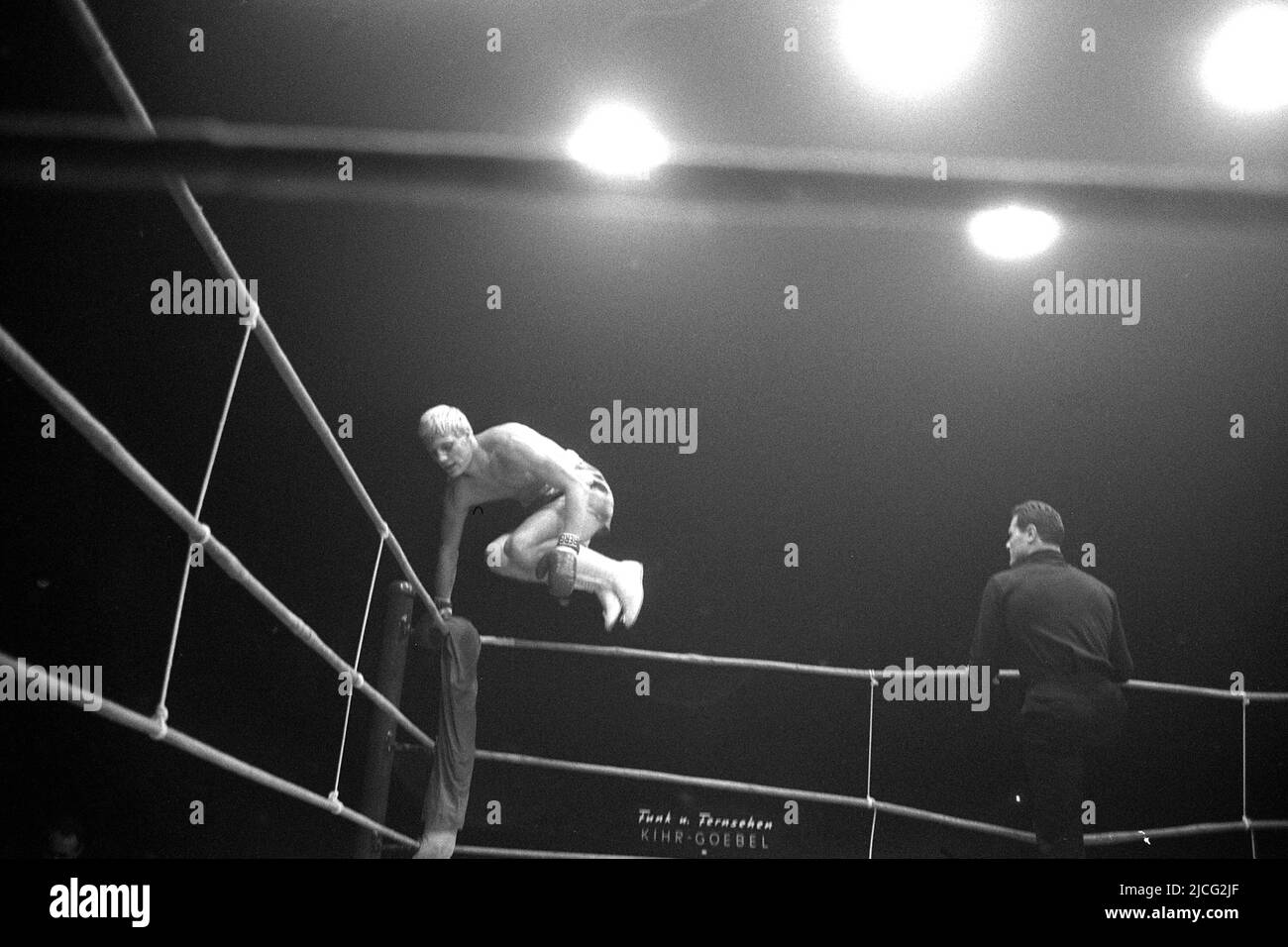 Norbert GRUPE, Boxen, springt über die Seile in den Ring, in einem Kampf gegen Paul KRAUS, am 27.. November 1964 in Kiel, schwarz-weiß, schwarz-weiß, Schwarzweiß, monochrom, SW monochrom, Schwarzweiß-Foto, Stockfoto Norbert GRUPE, Boxen, springt über die Seile in den Ring, in einem Kampf gegen Paul KRAUS, am 27.. November 1964 in Kiel, schwarz-weiß, schwarz-weiß, Schwarzweiß, monochrom, SW monochrom, Schwarzweiß-Foto, Stockfoto