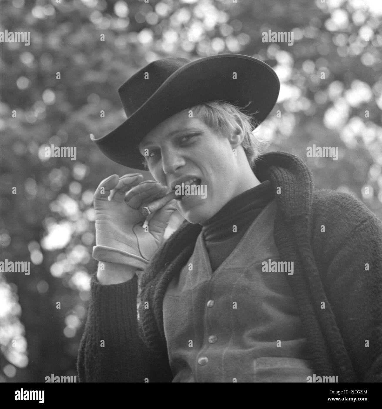 Norbert GRUPE, Deutschland, Boxen, im Cowboy-Kostüm, Outfit, Halblanges Porträt, Zigarre im Mund, nahe der Hamburger Alster, am 27.. Mai 1964; schwarz-weiß, schwarz-weiß, Schwarzweiß, Schwarzweiß, SW-Schwarzweiß, Schwarzweißfoto, Stockfoto Norbert GRUPE, Deutschland, Boxen, im Cowboy-Kostüm, Outfit, Halblanges Porträt, Zigarre im Mund, nahe der Hamburger Alster, am 27.. Mai 1964; schwarz-weiß, schwarz-weiß, Schwarzweiß, Schwarzweiß, SW-Schwarzweiß, Schwarzweißfoto, Stockfoto