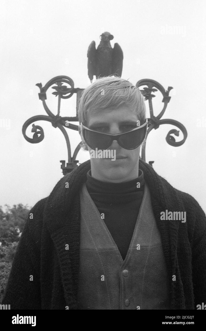 Norbert GRUPE, Deutschland, Boxen, mit Sonnenbrille, steht am 27.. Mai 1964 vor einem geschmiedeten Raben-Halbportrait nahe der Hamburger Alster; schwarz-weiß, schwarz-weiß, Schwarzweiß, Schwarzweiß, SW-Schwarzweiß, Schwarzweißfoto, Stockfoto Norbert GRUPE, Deutschland, Boxen, mit Sonnenbrille, steht am 27.. Mai 1964 vor einem geschmiedeten Raben-Halbportrait nahe der Hamburger Alster; schwarz-weiß, schwarz-weiß, Schwarzweiß, Schwarzweiß, SW-Schwarzweiß, Schwarzweißfoto, Stockfoto