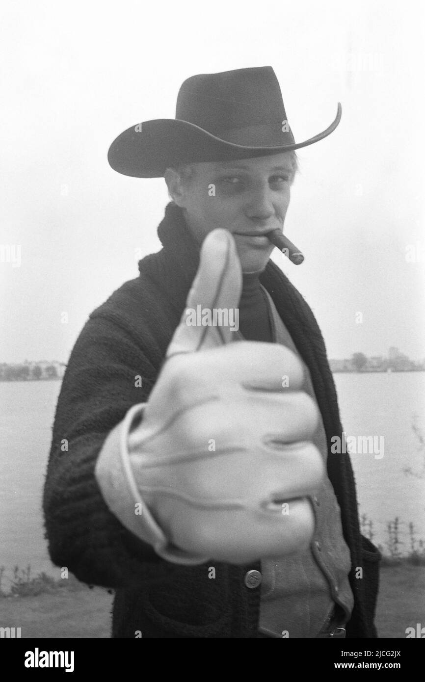 Norbert GRUPE, Deutschland, Boxen, im Cowboy-Kostüm, Outfit, Halbfigur, Zigarre im Mund, Daumen hoch, steht am 27.. Mai 1964 an der Hamburger Alster; schwarz-weiß, schwarz-weiß, Schwarzweiß, Schwarzweiß, SW-Schwarzweiß, Schwarzweißfoto, Stockfoto Norbert GRUPE, Deutschland, Boxen, im Cowboy-Kostüm, Outfit, Halbfigur, Zigarre im Mund, Daumen hoch, steht am 27.. Mai 1964 an der Hamburger Alster; schwarz-weiß, schwarz-weiß, Schwarzweiß, Schwarzweiß, SW-Schwarzweiß, Schwarzweißfoto, Stockfoto