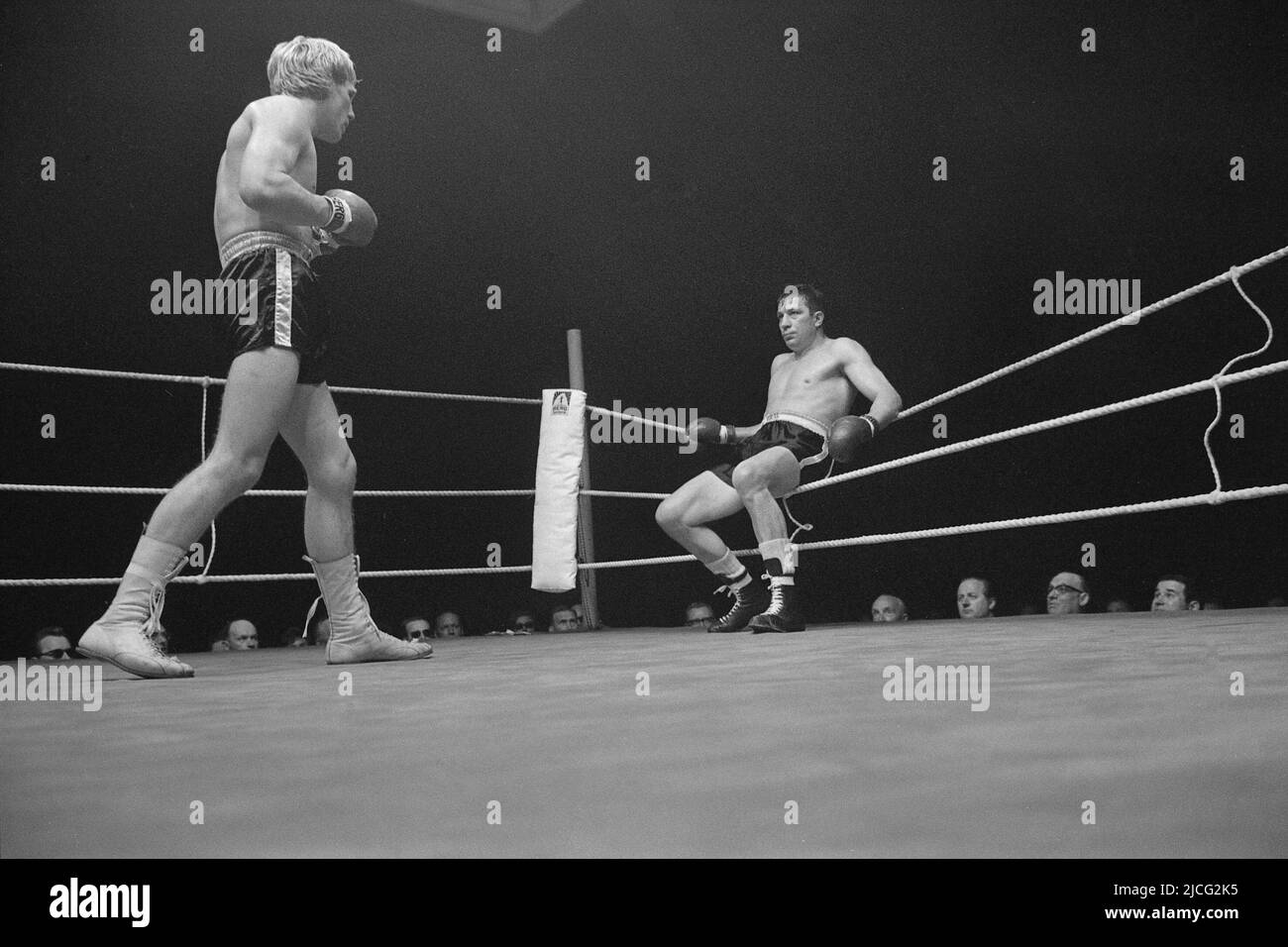 Norbert GRUPE, Deutschland, Boxen, links, im Kampf gegen Jean HUIBAN (rechts), der am 29.. November 1964 in Oldenburg in schwarz-weiß, schwarz-weiß, Schwarzweiß, monochrom, SW monochrom, Schwarzweiß-Foto, Stockfoto Norbert GRUPE, Deutschland, Boxen, links, im Kampf gegen Jean HUIBAN (rechts), der am 29.. November 1964 in Oldenburg in schwarz-weiß, schwarz-weiß, Schwarzweiß, monochrom, SW monochrom, Schwarzweiß-Foto, Stockfoto