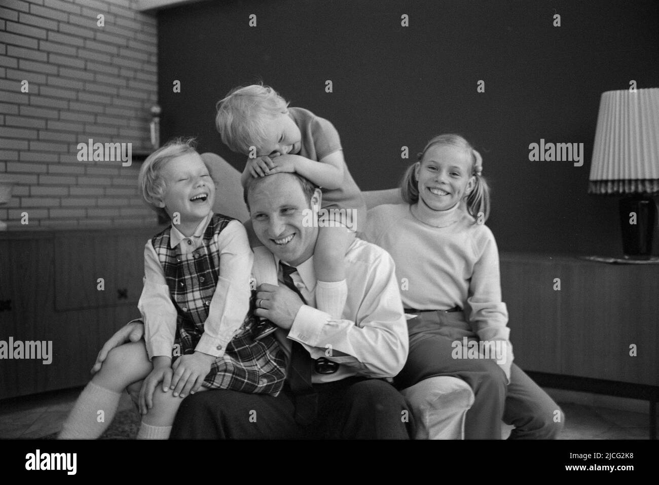Uwe SEELER, Deutschland, Fußballspieler, HSV Hamburg Hamburg Hamburg, privat, mit seiner Familie, mit den Töchtern und Helle (7), Frauke (4) und Kerstin (11), von links, 3. Mai 1969 Stockfoto