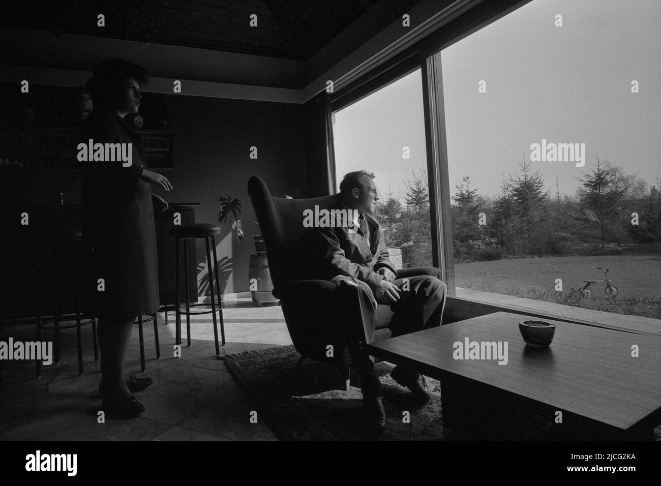 Uwe SEELER, Deutschland, Fußballspieler, HSV Hamburg Hamburg Hamburg, privat, sitzt in einem Sessel und schaut aus dem Fenster, seine Frau Ilka links, 24.. April 1964, Stockfoto