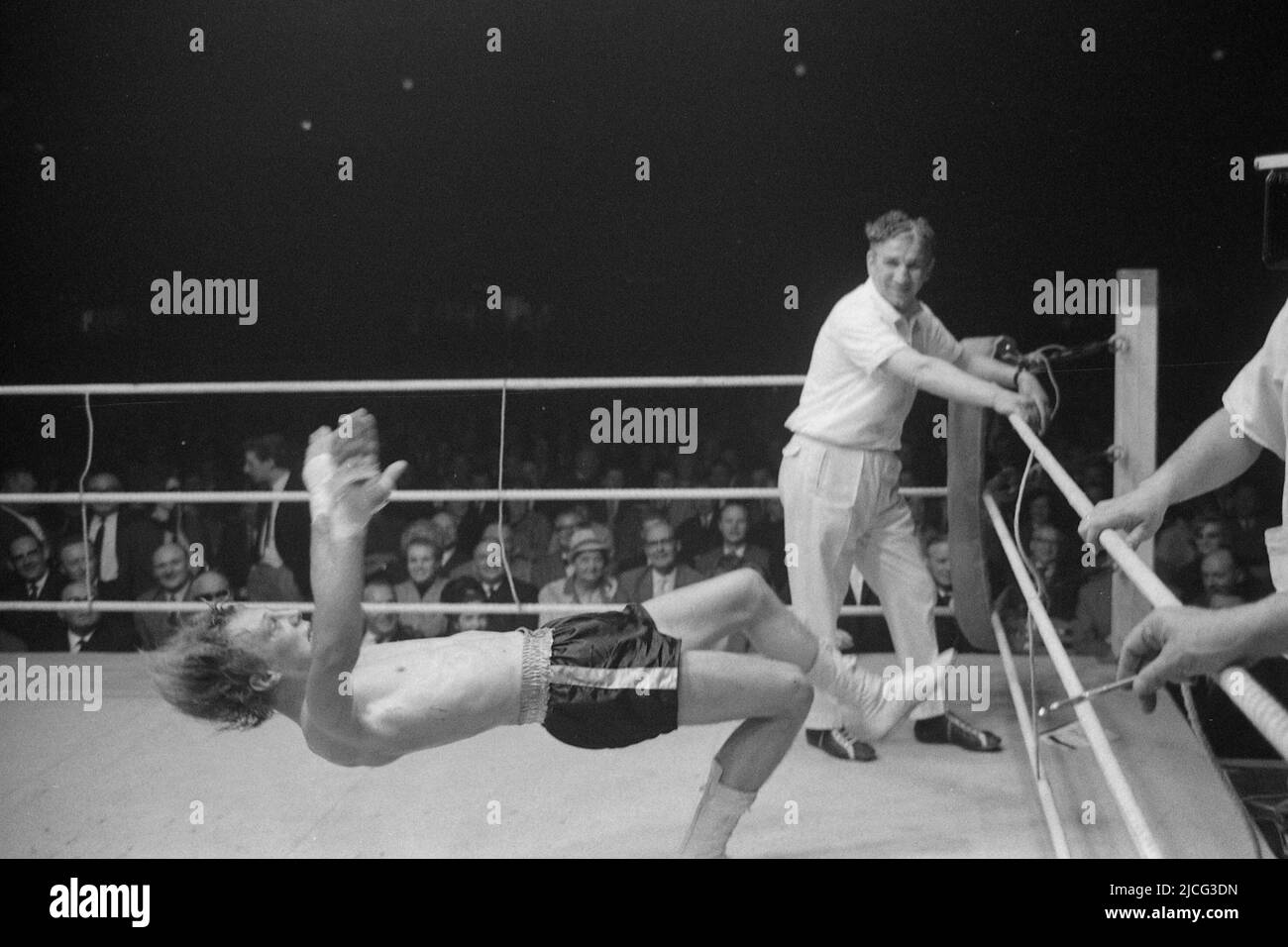 Norbert GRUPE, Boxen, fällt vor dem Schiedsrichter NÜRNBERG auf den Rücken, nachdem seine Bitte, den unentschieden gegen Uli Ulli Ritter zu kämpfen, gescheitert war, 05/08/1964 in Hamburg, schwarz-weiß, schwarz-weiß, Schwarzweiß, Schwarzweiß, Schwarzweiß, Schwarzweiß, Schwarzweiß, Stockfoto Norbert GRUPE, Boxen, fällt vor dem Schiedsrichter NÜRNBERG auf den Rücken, nachdem seine Bitte, den unentschieden gegen Uli Ulli Ritter zu kämpfen, gescheitert war, 05/08/1964 in Hamburg, schwarz-weiß, schwarz-weiß, Schwarzweiß, Schwarzweiß, Schwarzweiß, Schwarzweiß, Schwarzweiß, Stockfoto