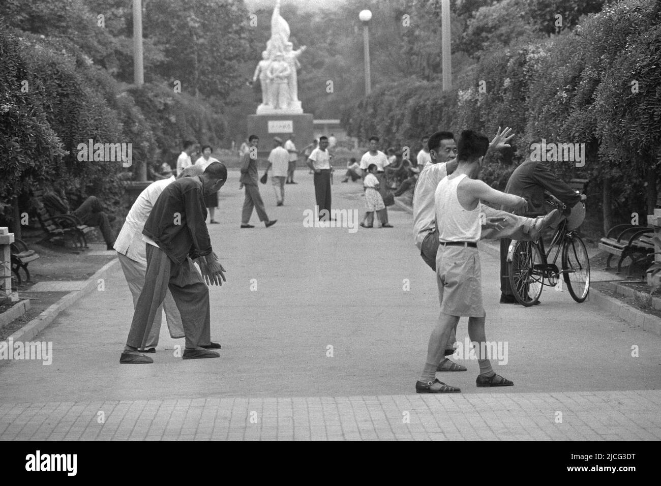 Peking, China. 30.. Juni 2020. Straßenszene, Chinesen machen Tai-Chi-Übungen in einem Park, 07/26/1972 Quelle: dpa/Alamy Live News Stockfoto