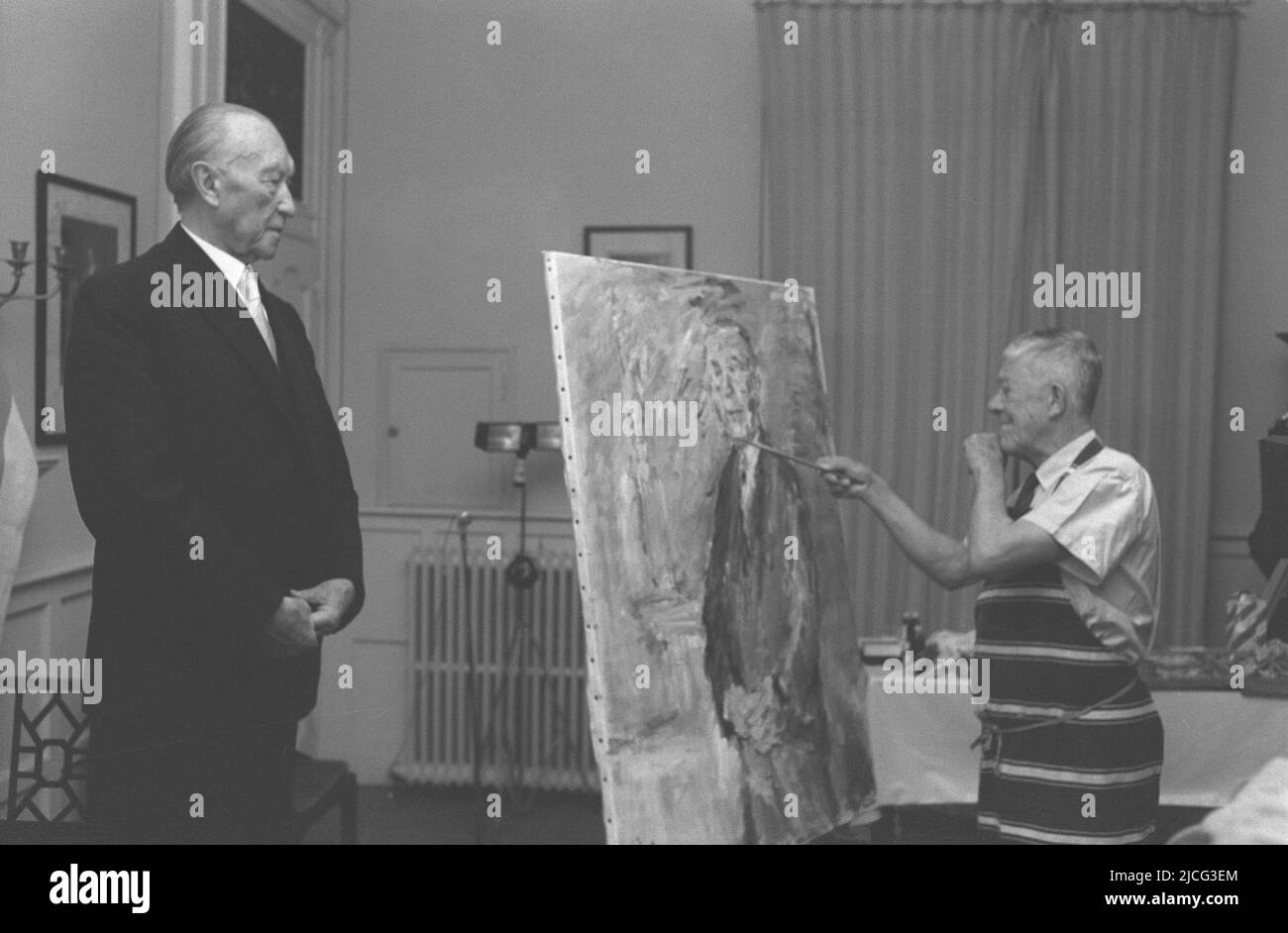 Oskar KOKOSCHKA (r.), Österreich, Maler, Dichter, Grafiker, Malt Konrad ADENAUER, Deutschland, Politiker, ehemaliger Bundeskanzler, CDU, Seitenansicht von Adenauer und der Leinwand; Landschaftsformat; Schwarzweiß-Aufnahme Stockfoto