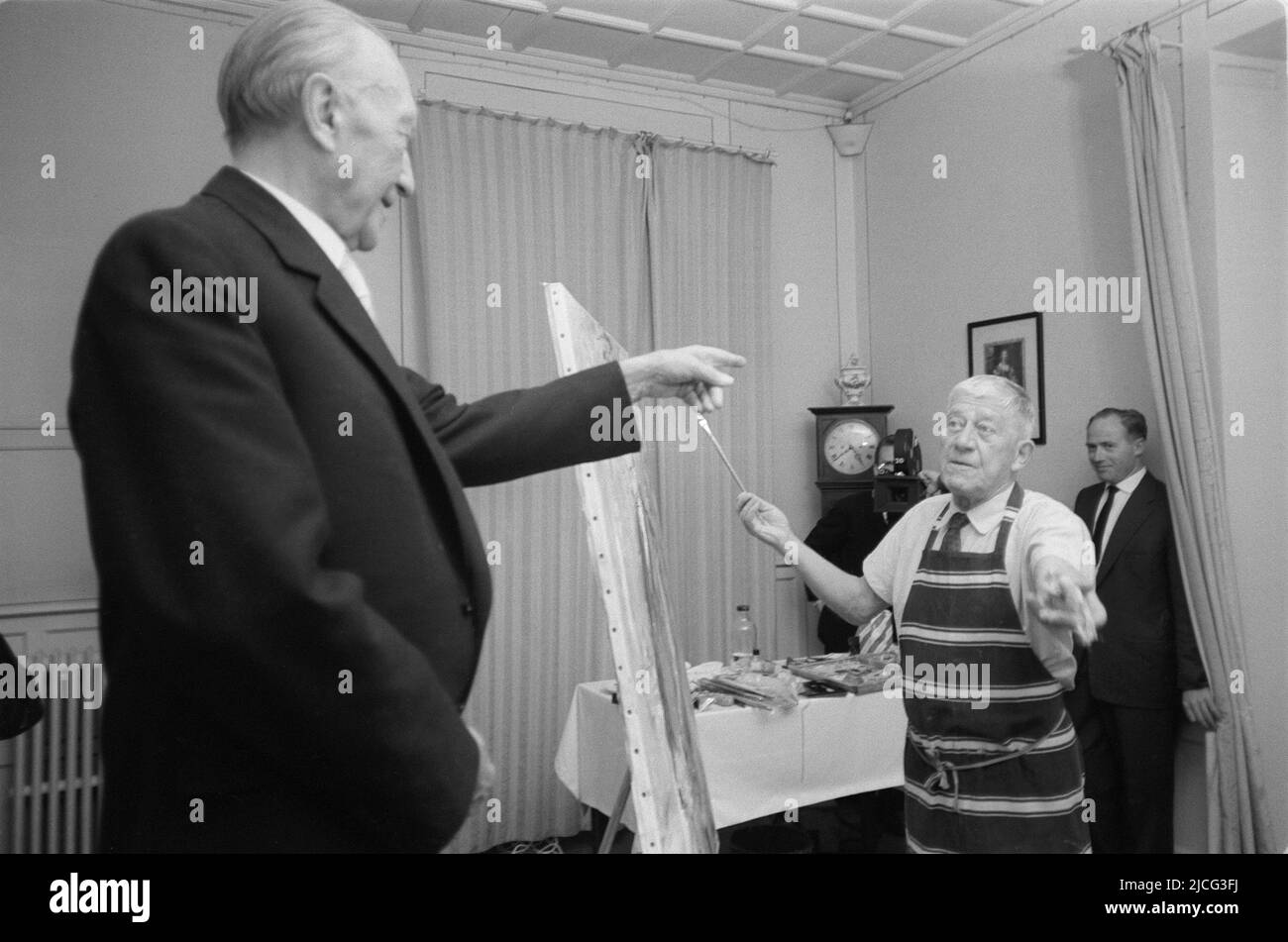 Oskar KOKOSCHKA (r.), Österreich, Maler, Dichter, Grafiker, Malt Konrad ADENAUER, Deutschland, Politiker, ehemaliger Bundeskanzler, CDU, Seitenansicht zeigt Adenauer mit Finger auf Kokoschka, Geste, gestikuliert; Landschaftsformat; Schwarzweiß-Aufnahme Stockfoto