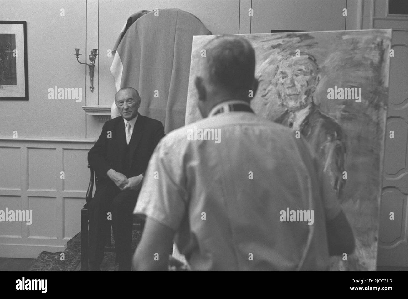 Oskar KOKOSCHKA (r.), Österreich, Maler, Dichter, Grafiker, Malt Konrad ADENAUER, Deutschland, Politiker, ehemaliger Bundeskanzler, CDU, Blick über Kokoschkas Schulter auf Adenauer und die Leinwand; Landschaftsformat; Schwarzweiß-Aufnahme Stockfoto
