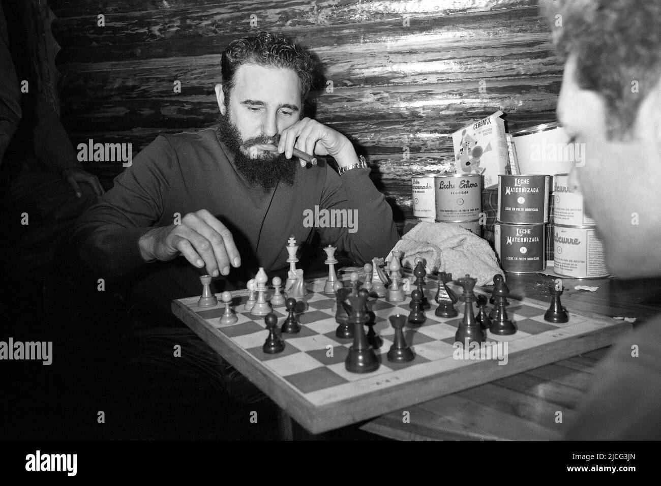 Havanna, Kuba. 24.. Juni 2020. Fidel Castro, der vor einem Schachbrett sitzt, nachdenklich, mit einer Zigarre, raucht, raucht, 1967 in Kuba; Fidel CASTRO (eigentlich: Fidel Alejandro Castro Ruz), Kuba, Politik, Premierminister von Kuba; SW-Aufnahme, Â Quelle: dpa/Alamy Live News Stockfoto