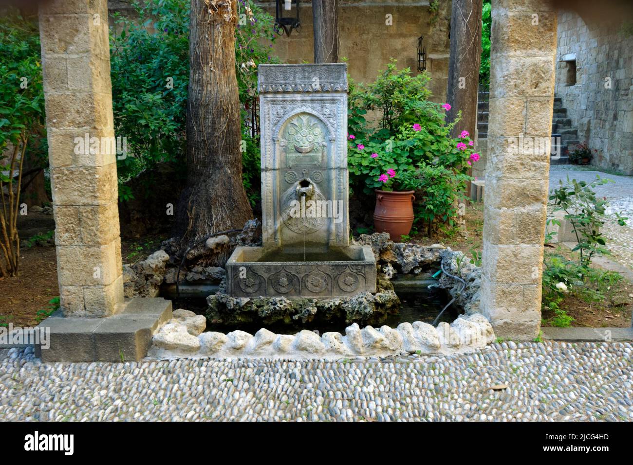 Dekorative Trinkbrunnen, Archäologisches Museum von Rhodos formal das Krankenhaus der Ritter von St. John, Rhodos Altstadt, Rhodos, Griechenland. Stockfoto