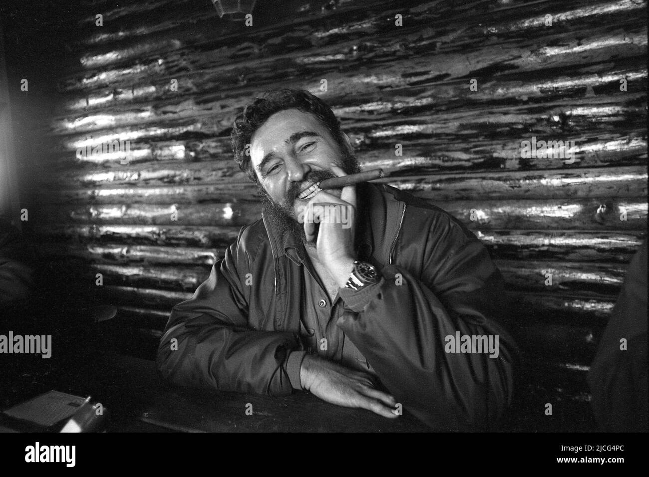 Fidel Castro, freundliches Porträt, Porträt, zugeschnittenes Einzelbild, Einzelmotiv, Halblanges Porträt, mit Zigarre, rauchende, rauchende, 1967 in Kuba; Fidel CASTRO (eigentlich: Fidel Alejandro Castro Ruz), Kuba, Politik, Premierminister von Kuba; SW-Aufnahme, Â Stockfoto