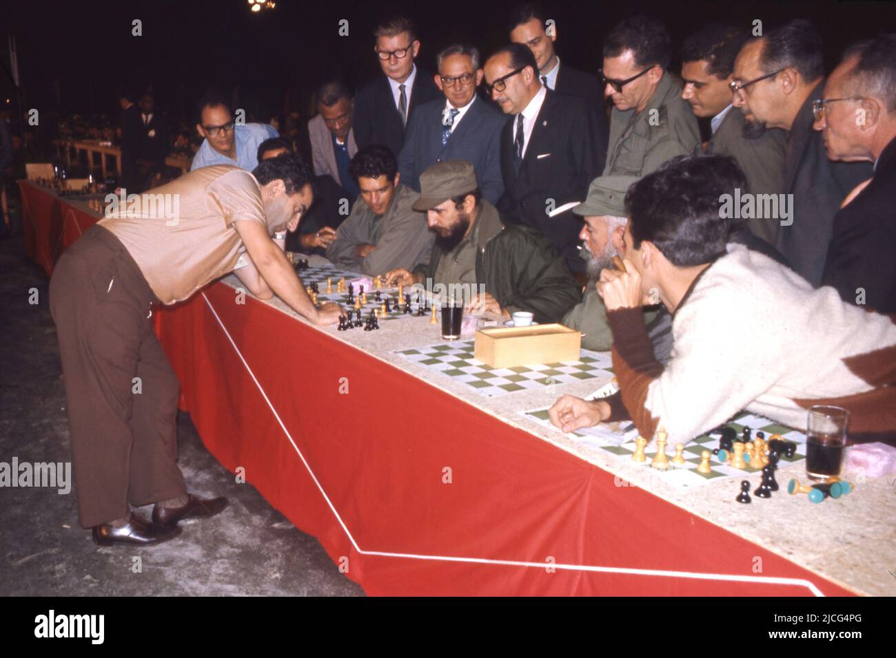 Fidel Castro sitzt 1967 auf einem Schachbrett, Schach, in Kuba; Teilnehmer an einem gleichzeitigen Schachwettbewerb mit dem russischen Schachweltmeister Tigran PETROSJAN (links) Schachbrett, Schacholympiade, Armenien, UdSSR, Schachgroßmeister, s/w-Foto, Landschaftsformat, bei der Schacholympiade im November 1966 in Kuba Kuba. Fidel CASTRO (eigentlich: Fidel Alejandro Castro Ruz), Kuba, Politik, Premierminister von Kuba; Stockfoto