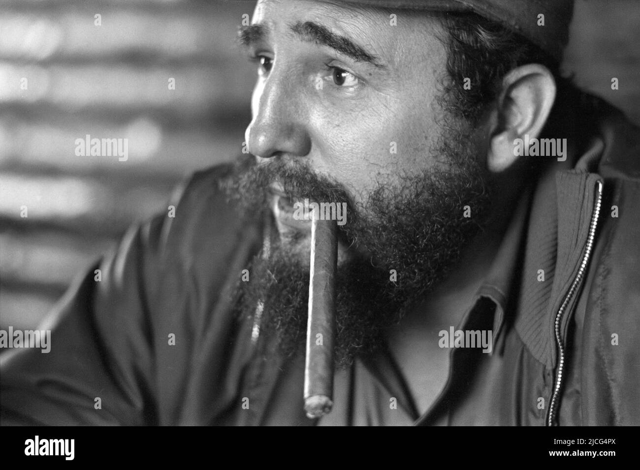 Fidel Castro, Seitenportrait, Porträt, Einzelbild beschnitten, Einzelbild, Halblanges Porträt, mit Zigarre, rauchende, rauchende, 1967 in Kuba; Fidel CASTRO (eigentlich: Fidel Alejandro Castro Ruz), Kuba, Politik, Premierminister von Kuba; SW-Aufnahme, Â Stockfoto
