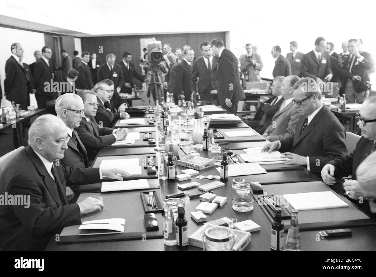 Politik: Staatsbesuch innerdeutsche Kontakte 21.05.1970: DDR-Delegation (links) mit Staatsratsvorsitzendem Willi STOPH und BRD-Delegation unter der Leitung von Willy BRANDT (rechts, gegenüber ihm) Â Stockfoto