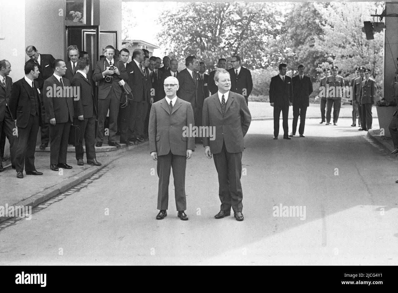 Politik: Staatsbesuch innerdeutsche Kontakte 21. Mai 1970: DDR-Staatsratsvorsitzender Willi STOPH (links) und Bundeskanzler Willy BRANDT posieren für das offizielle Foto vor dem Schlosshotel ÃÂ Stockfoto