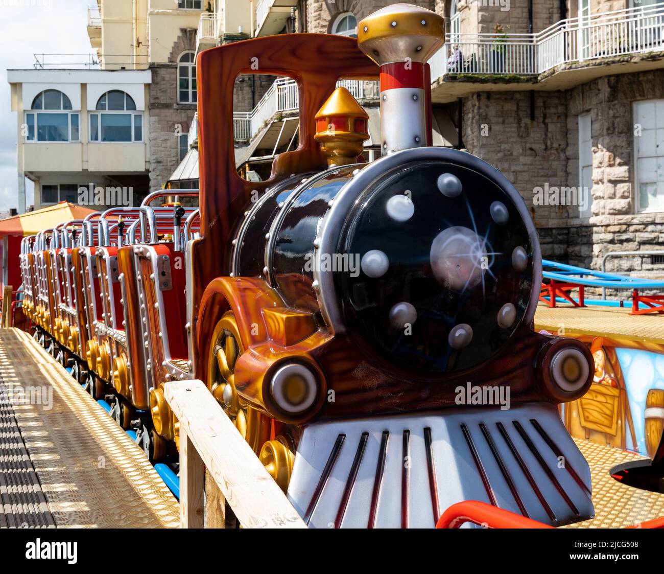 Kinderfahrt (Zugmaschine) am Pier in Llandudno. Nordwales, Großbritannien Stockfoto