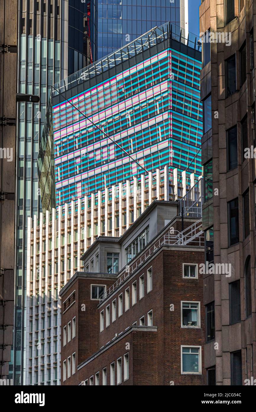 Das farbenfrohe dichroide Glas von One Fen Court, das mit 120 den Garten beherbergt, schmiegt sich zwischen andere Wolkenkratzer der City of London in Großbritannien Stockfoto